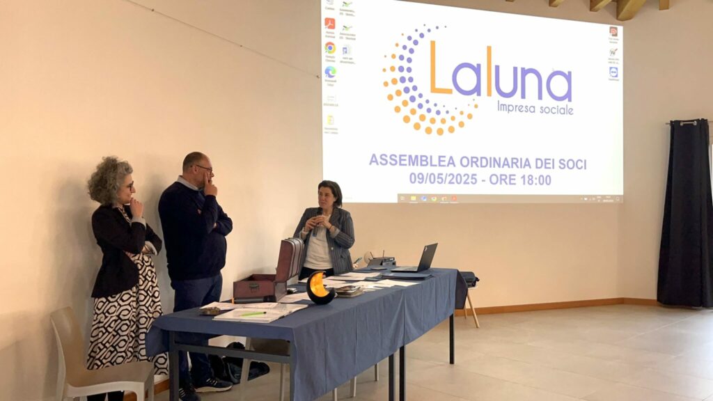 Laluna assemblea da dx Biasutti Osquino Francescutti 1024x576 - LALUNA IMPRESA SOCIALE CAMBIO ALLA PRESIDENZA